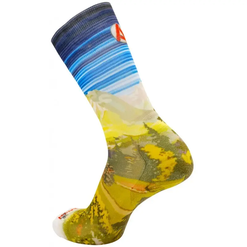 Ein Paar Socken mit Berggeist Rywan No Limit Graphik