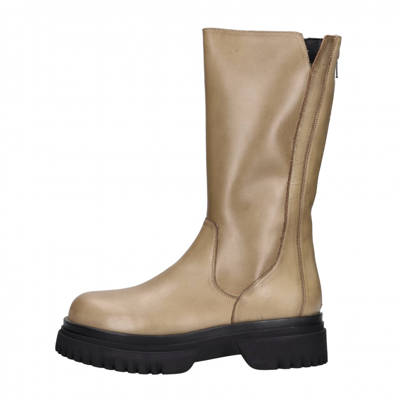 Emanuelle Vee Braune Stiefel
