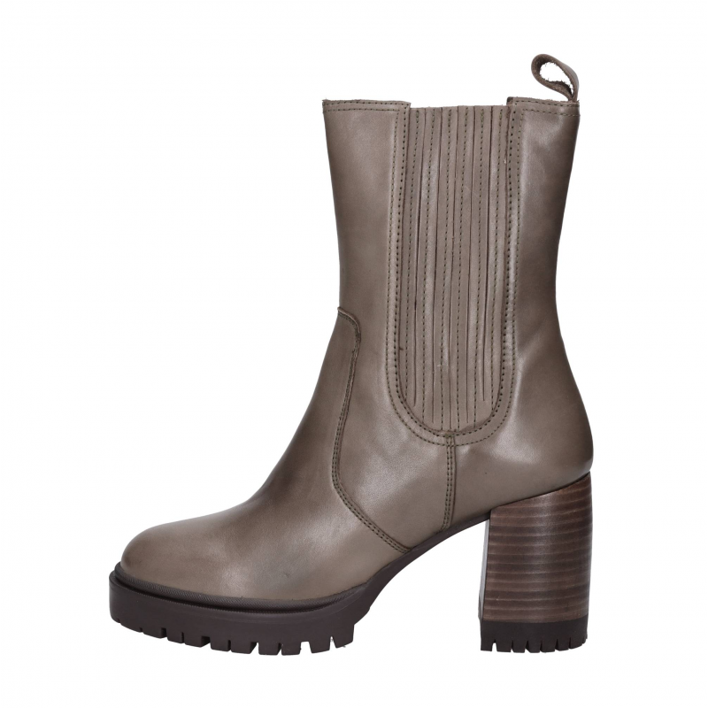 Emanuelle Vee Braune Stiefel