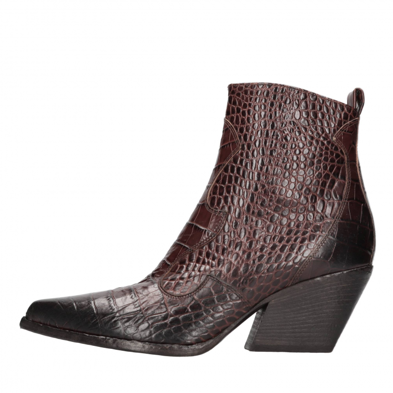 Elena Iachi Braune Stiefel