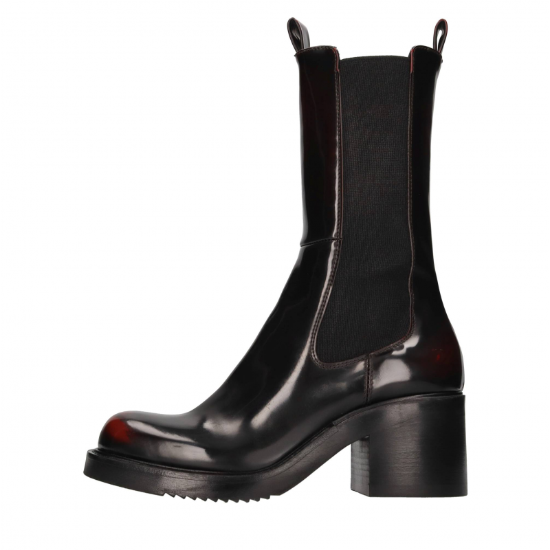 Elena Iachi Rote Stiefel