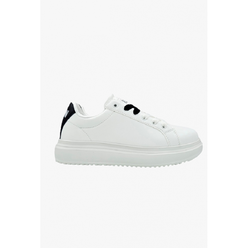 Schuhe mit schwarzem Rucken-Logo