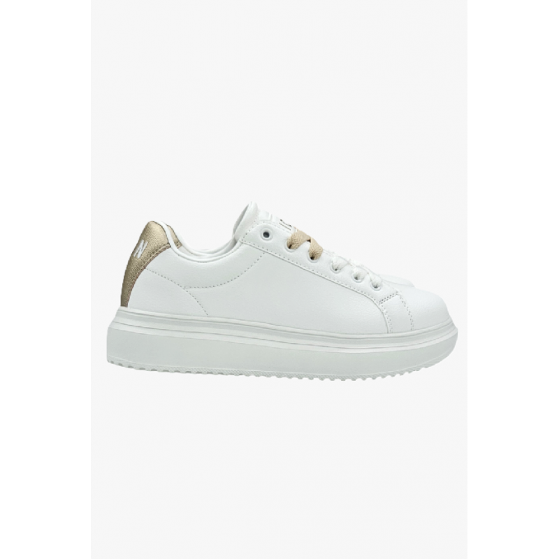 schuhe mit weiB-gold hinter logo