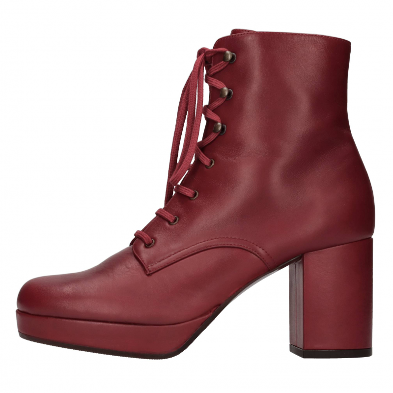 Chie Mihara Rote Stiefel