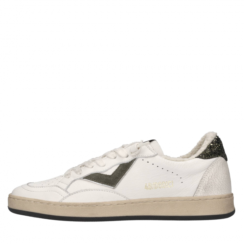 4b12 WeiBe Sneaker