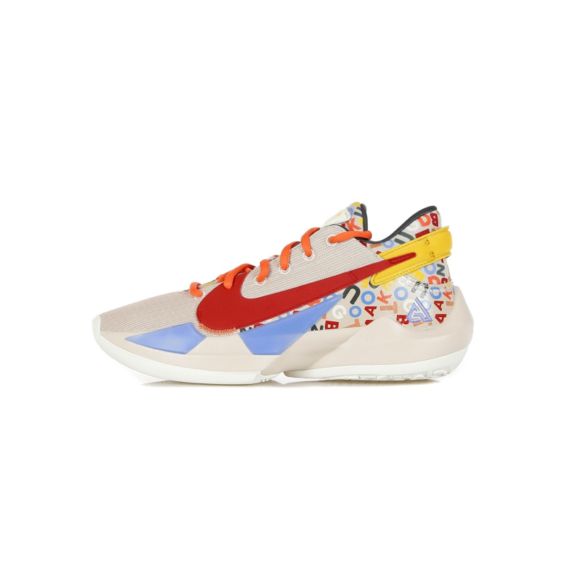 Herren-Basketballschuh Zoom Freak 2 „Letter Bro“ Desert Sand/Gym Red/Sail/Camellia