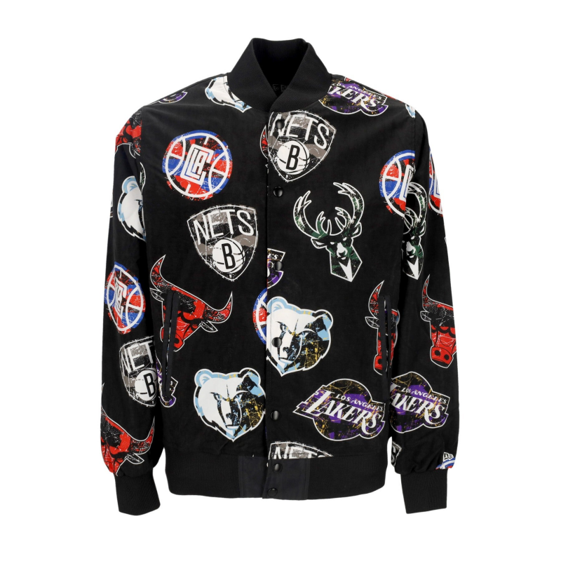Herren Bomberjacke NBA All Over Print Team Logo Bomber Schwarz/Fronttur Rot