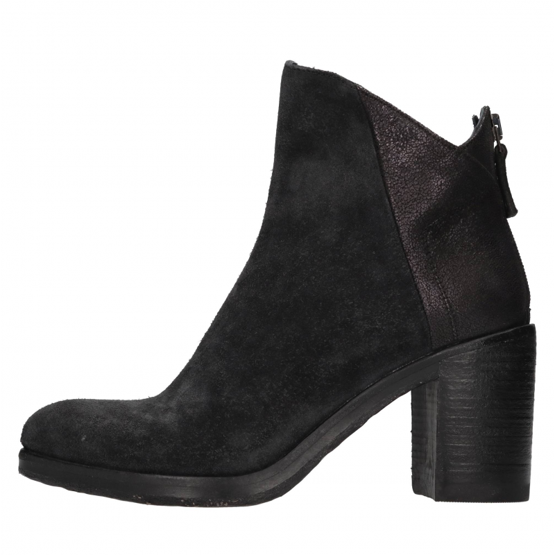 Hundred 100 Blaue Stiefel