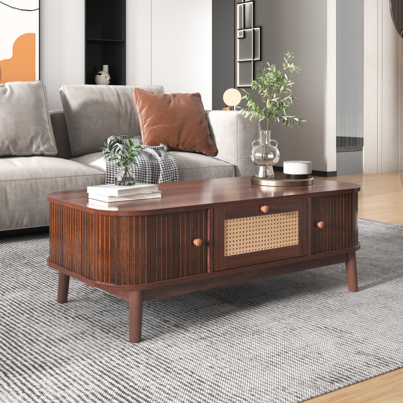Couchtisch aus Rattan mit Massivholzbeinen, Schubladen und Schiebetüren im natürlichen Landhausstil, Holzfarbe und hellgelb – Bild 1 von 2